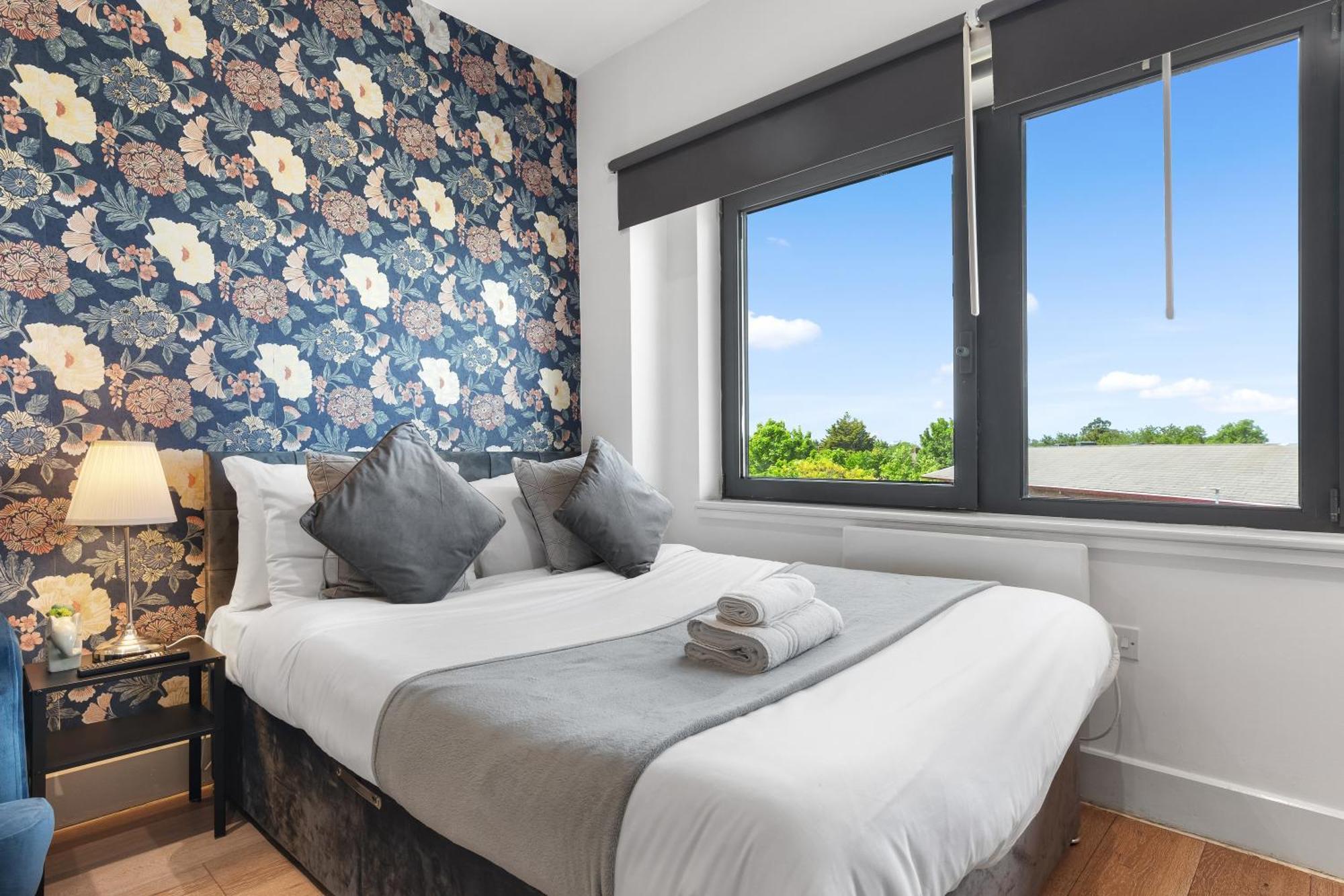 Modern One Bedroom Flat - Sleeps 5 -Near Heathrow - London Ub3 Екстериор снимка
