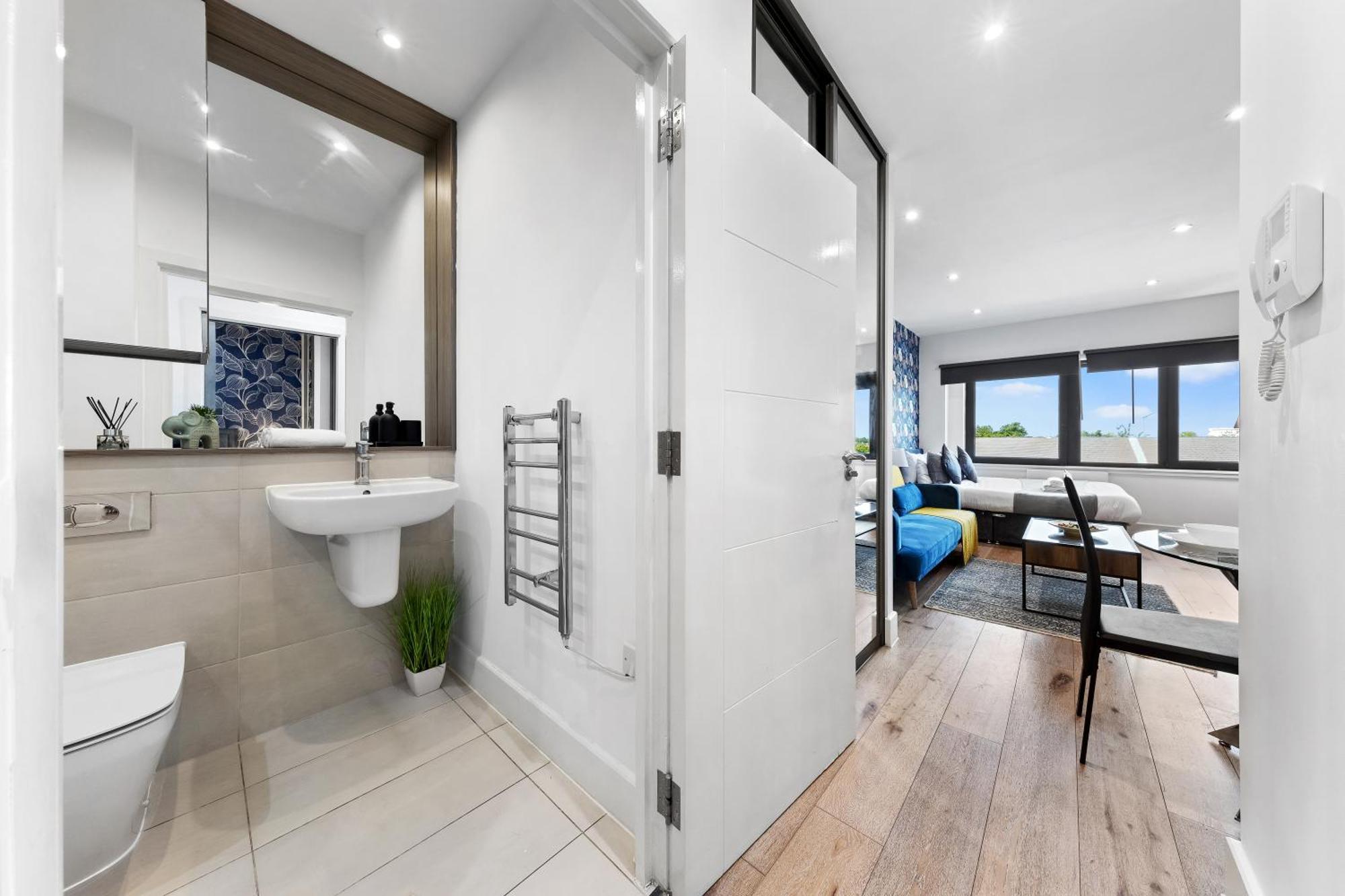 Modern One Bedroom Flat - Sleeps 5 -Near Heathrow - London Ub3 Екстериор снимка