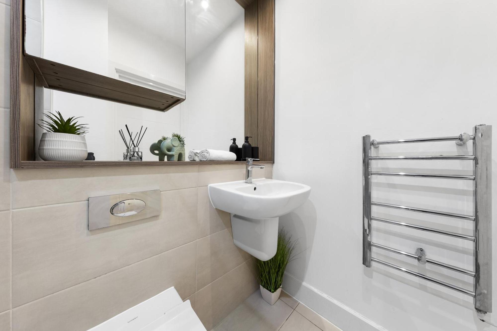 Modern One Bedroom Flat - Sleeps 5 -Near Heathrow - London Ub3 Екстериор снимка
