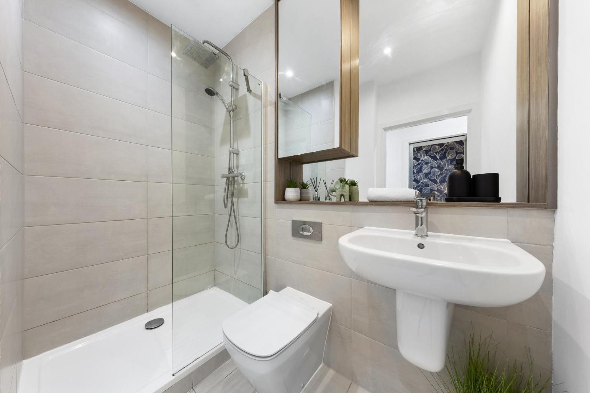 Modern One Bedroom Flat - Sleeps 5 -Near Heathrow - London Ub3 Екстериор снимка