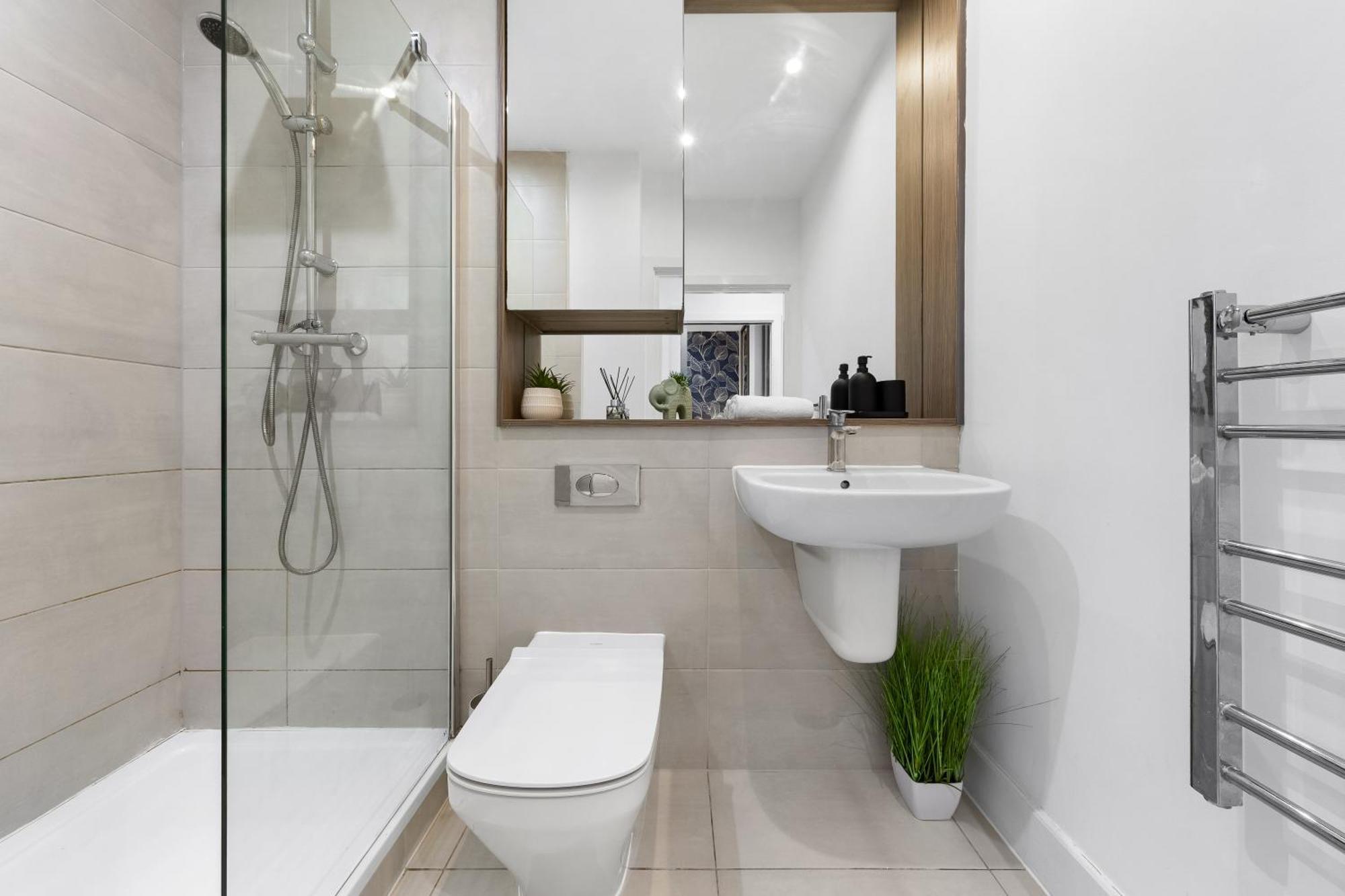 Modern One Bedroom Flat - Sleeps 5 -Near Heathrow - London Ub3 Екстериор снимка